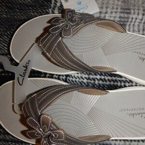 lADIES SIZE 9 CLARKS CLOUDSTEPPERS IN PEWTER NEW WITH TAGS